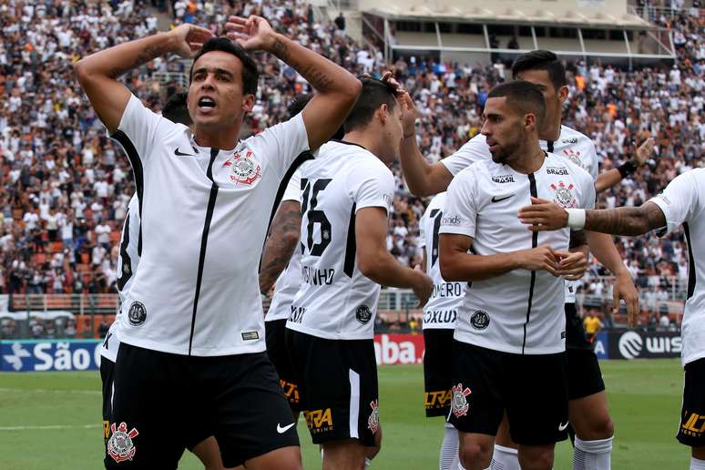 Zagueiro e goleiro são os melhores do Corinthians em triunfo no