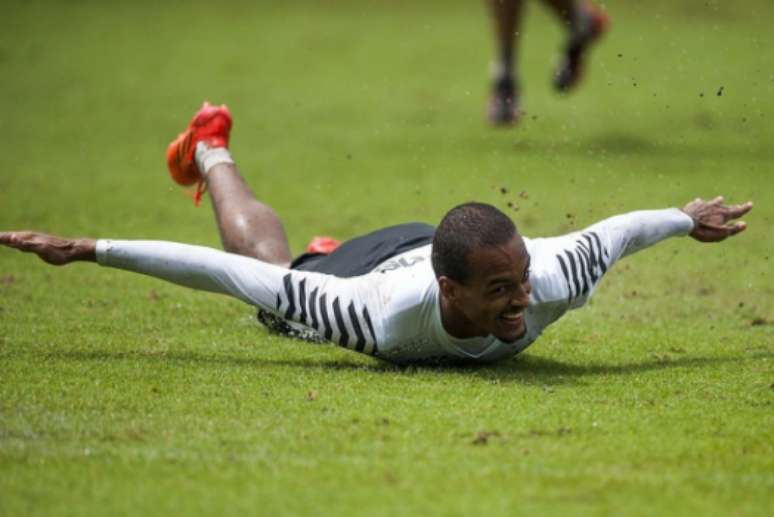 Luiz Felipe ganha sequência no Santos como titular