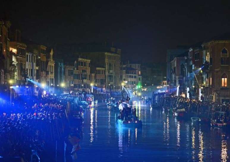 Abertura do Carnaval de Veneza reuniu mais de 10 mil pessoas