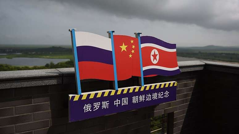 Bandeiras da Rússia, da China e da Coreia do Norte em um posto de observação norte-coreano