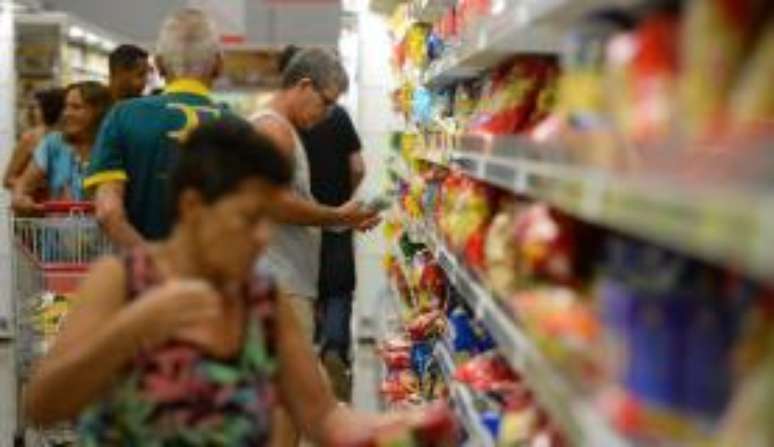 A confiança do consumidor do Brasil caiu em fevereiro, após sequência de dois meses de alta