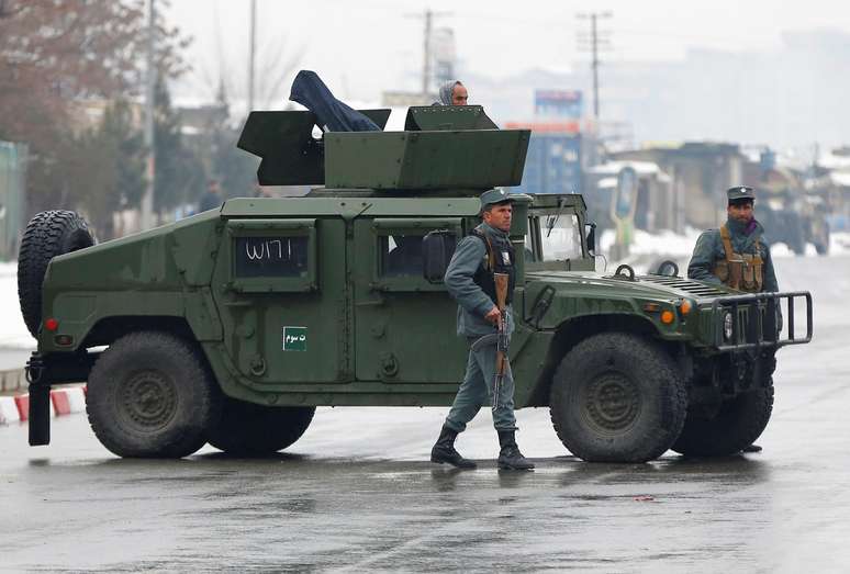 Agentes da polícia afegã são vistos perto de local de ataque contra a academia militar Marshal Fahim em Cabul, Afeganistão 29/01/2018 REUTERS/Mohammad Ismail