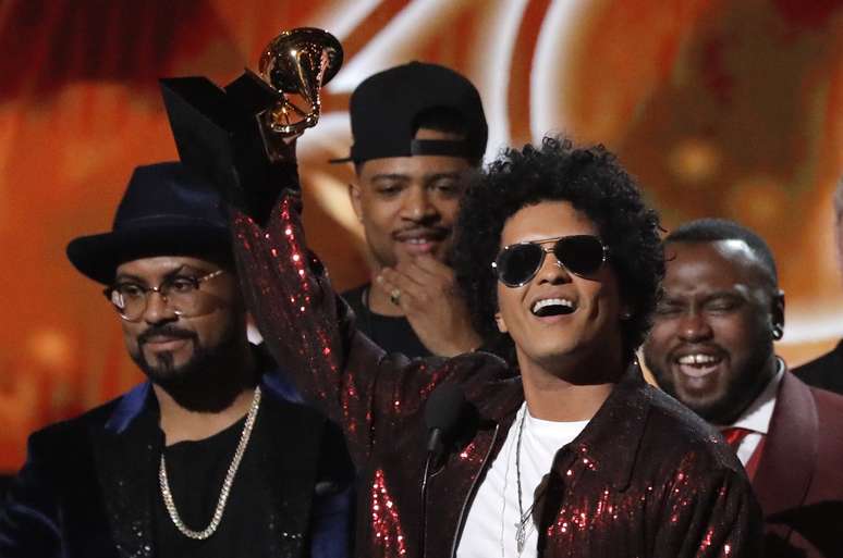 Bruno Mars recebe pr&ecirc;mio durante cerim&ocirc;nia do Grammy em Nova York 28/01/2018 REUTERS/Lucas Jackson 