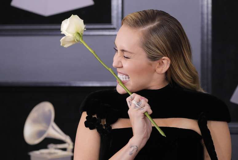 Cantora Miley Cyrus no tapete vermelho do Grammy, em Nova York 28/01/2018 REUTERS/Andrew Kelly