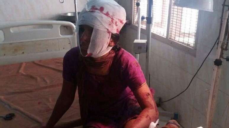 Foto de Kausalya ensanguentada e enfaixada na cama do hospital viralizou na Índia