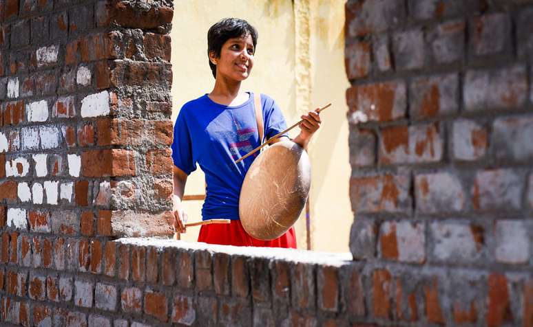 Após a morte do marido, Kausalya aprendeu a tocar um instrumento típico dos Dalits | Foto: Nathan G