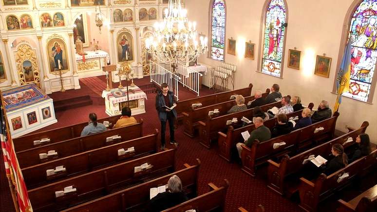 Cerca de 50 pessoas continuam frequentando a igreja e, depois da missa de domingo, fazem uma confraterniza&ccedil;&atilde;o