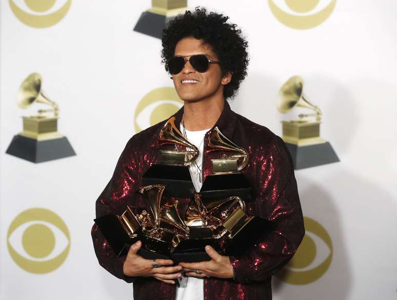 Bruno Mars com seus prêmios Grammy