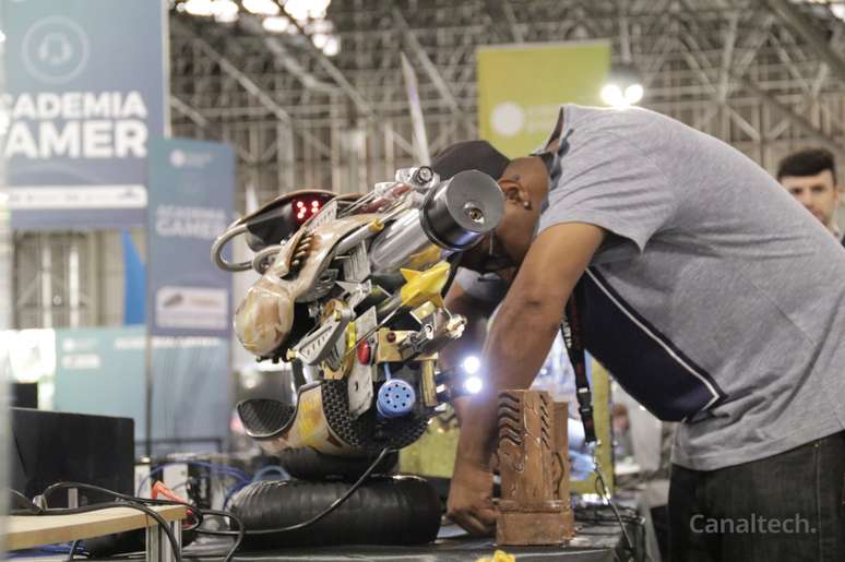 Campuseiros j&aacute; est&atilde;o montando suas m&aacute;quinas na #CPBR11 (Foto: Leonardo Pavini / Canaltech)