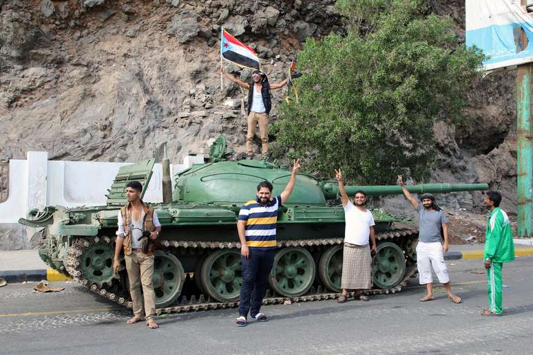 Separatistas do sul do Iêmen posam com tanque em Áden
 30/1/2018    REUTERS/Fawaz Salman