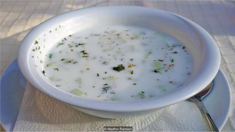 Tarator é uma sopa fria de iogurte, água, pepino, nozes e ervas | Foto: Madhvi Ramani/BBC