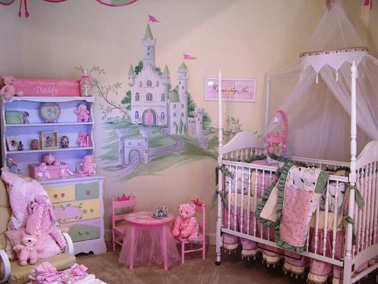 37. O quarto do bebê também pode ganhar um adesivo de castelo para incrementar a decoração