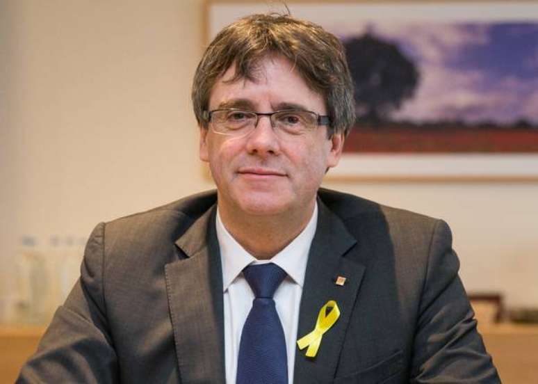 Parlamento da Catalunha adia posse de Puigdemont