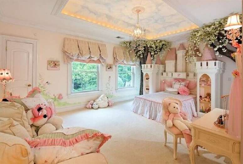 18. Se a sua princesa tem um quarto grande, vale a pena investir em uma decoração com castelinho, ela vai amar.