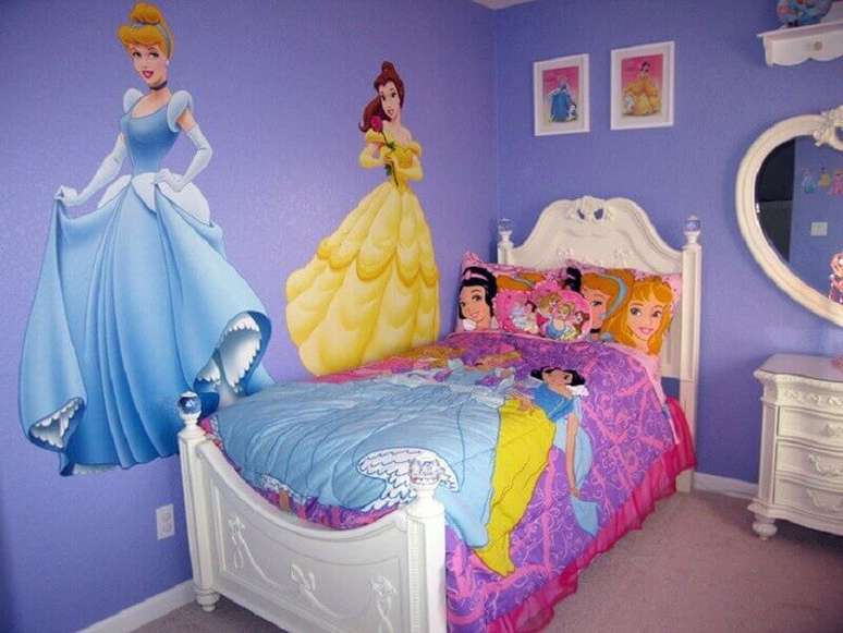 10. Para fazer um quarto das princesas sem precisar gastar muito, use adesivos das princesas nas paredes e roupas de cama com imagens das princesas, as crianças adoram.