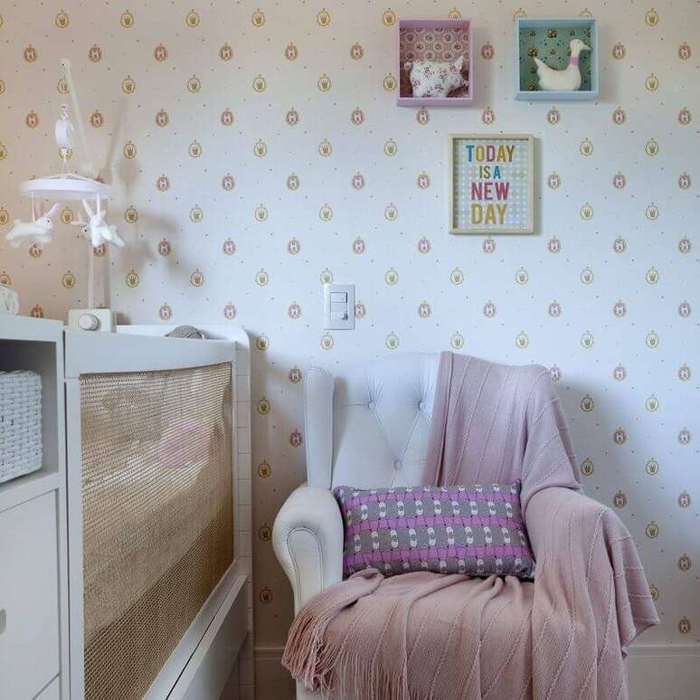 32. Apenas investindo em um papel de parede é possível decorar um quarto de bebê de princesa