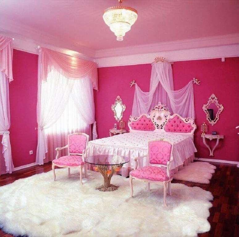 23. Para quem gosta de cores bem fortes, esse quarto com pink é uma ótima inspiração