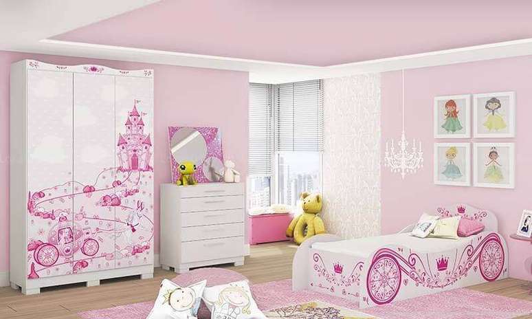 28. Os móveis também podem ganhar estampas para ajudar na decoração do quarto de princesa