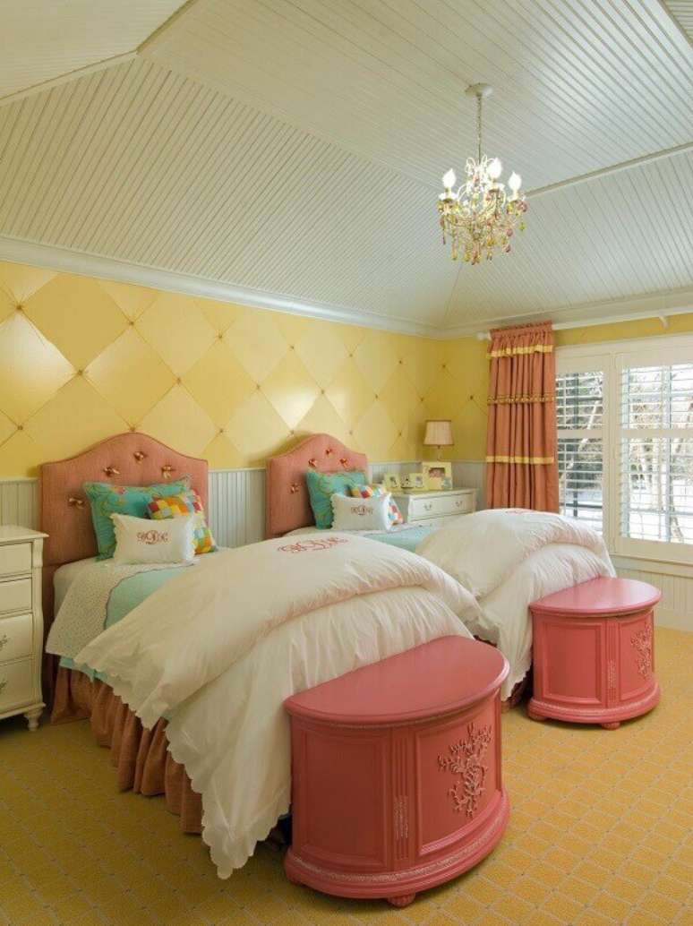 24. Usar cores contrastantes na decoração do quarto de princesa garante uma ambiente mais divertido