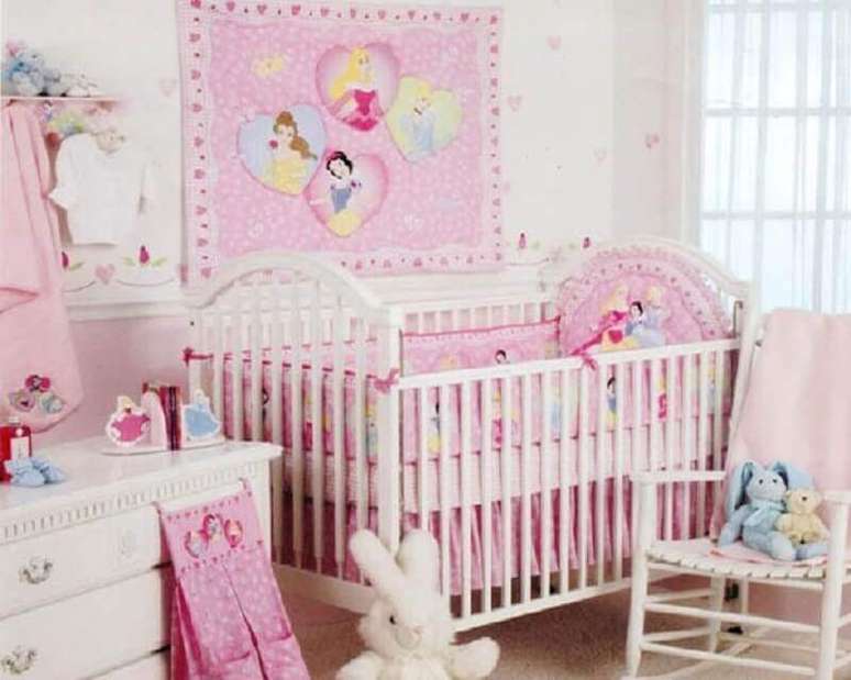 34. Também é possível usar as imagens das princesas para decorar o quarto do bebê