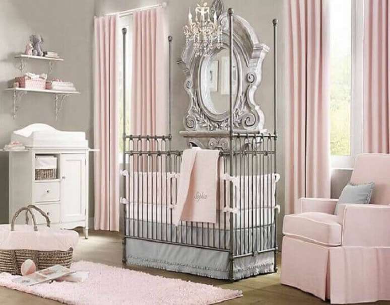 30. A decoração de quarto de bebê de princesa ficou muito sofisticado com os tons de rosa e cinza