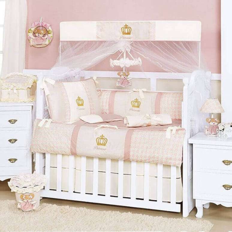 39. A coroa é um detalhe muito importante na decoração do quarto de bebê de princesa