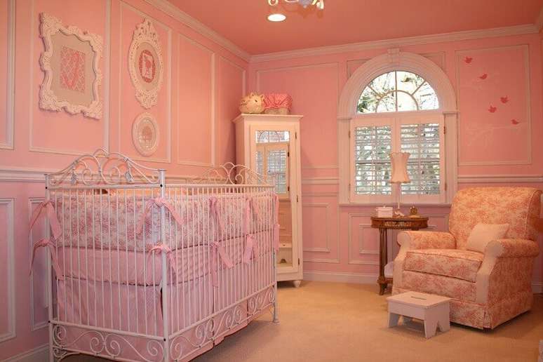 9. Decoração de quarto de bebê de princesa bem delicado e com bastante cor de rosa.