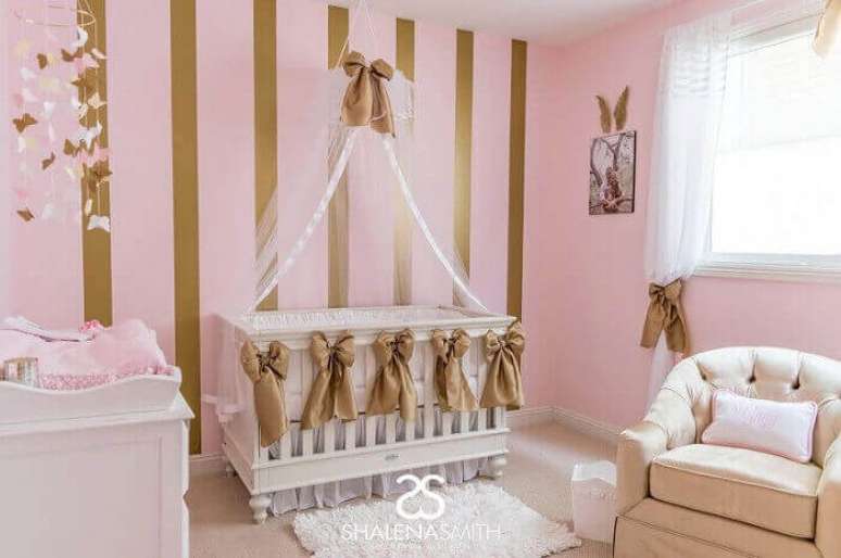 31. O quarto de bebê de princesa em tons de rosa e dourado também fica muito sofisticado