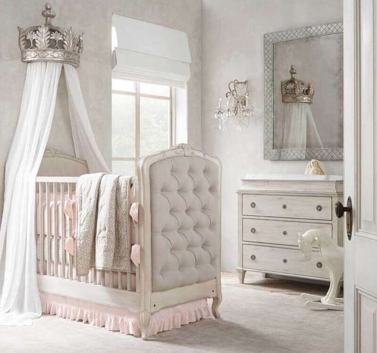 8. Encantador quarto de bebê de princesa decorado com dossel e coroa, ficou super delicado.