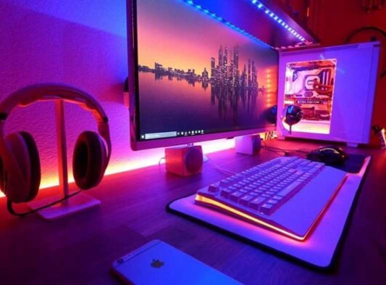 9. A iluminação usada neste quarto gamer destaca o setup