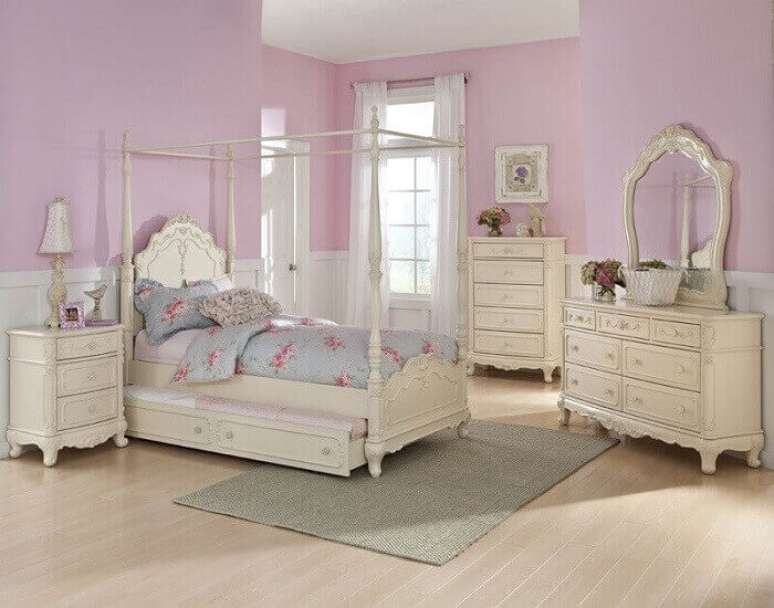 6. Para ter um lindo quarto de princesa invista em roupas de cama bem delicadas e cortinas leves.
