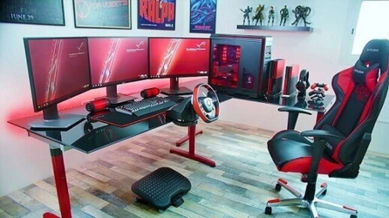 39. Aqui, a decoração seguiu a cor dos acessórios do PC