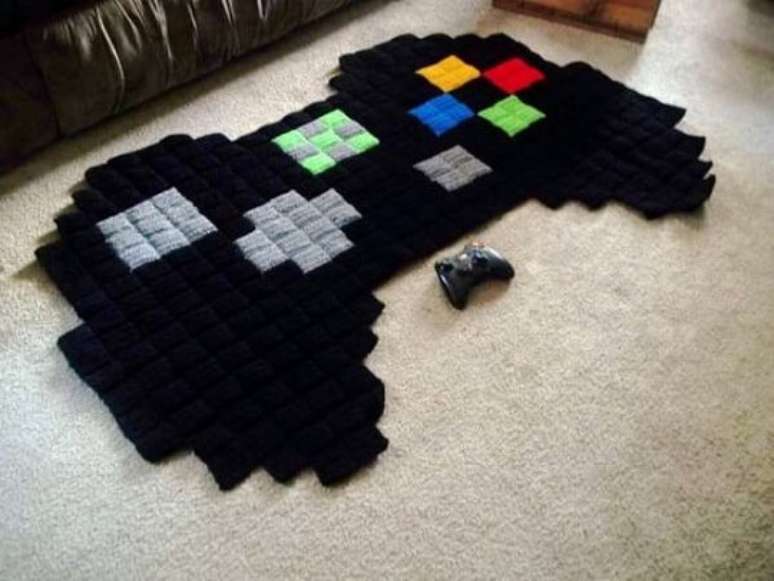 24. Quarto gamer com tapete de controle 8-bit