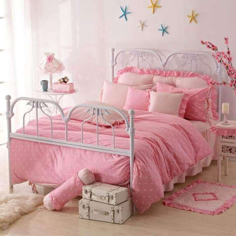 26. A roupa de cama super delicada pode ser o que faltava para deixar o quarto das princesas ainda mais lindo