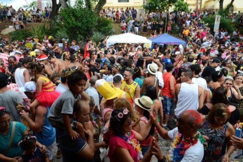 Desfile do bloco Urubó, que resgata as marchinhas de carnaval, no Largo da Matriz de Nossa Senhora do Ó 