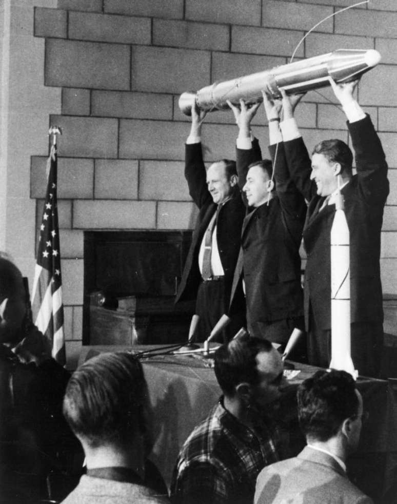 Van Allen, Wernher von Braun e William Pickering exibem modelo do Explorer 1 em coletiva de imprensa ap&oacute;s o lan&ccedil;amento (Reprodu&ccedil;&atilde;o: NASA)