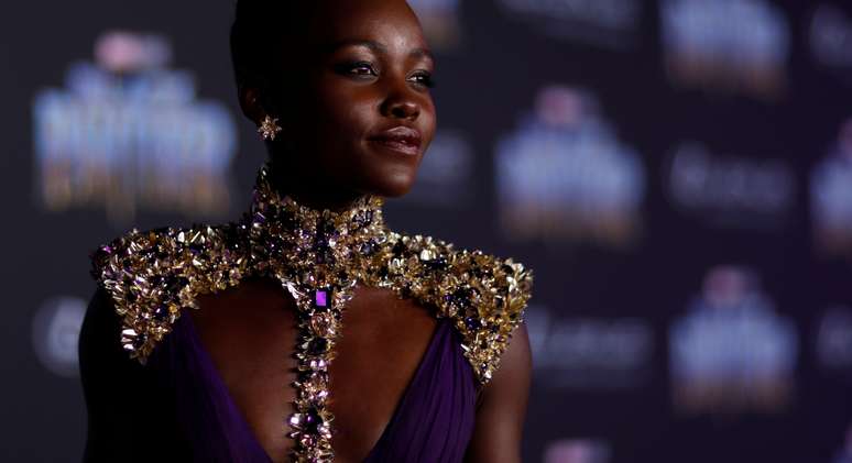 Atriz Lupita Nyong'o posa para fotos durante pré-estreia do filme "Pantera Negra" em Los Angeles 29/01/2018 REUTERS/Mario Anzuoni