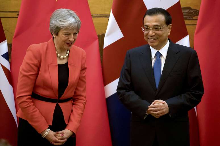 Premiê britânica, Theresa May, e premiê chinês, Li Keqiang, em Pequim 31/01/2018 REUTERS/Mark Schiefelbein/Pool