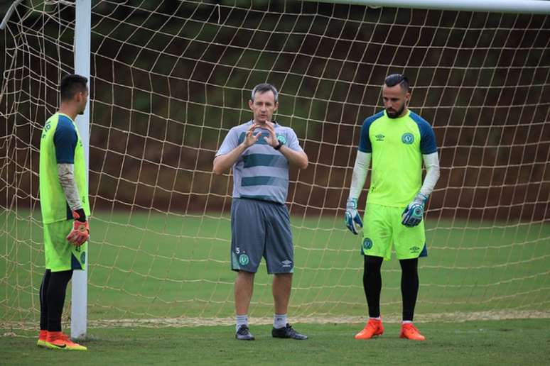 Marcelo Carpes faz preparação com goleiros da Chape (Foto: Sirli Freitas)