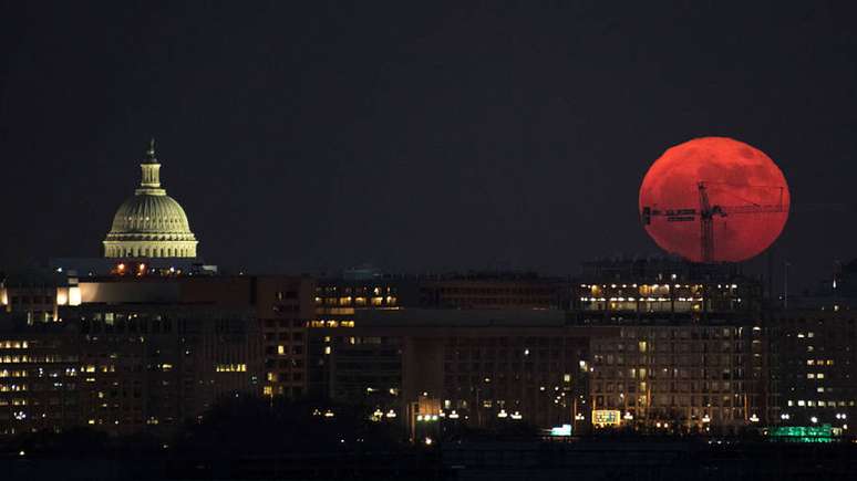 Superlua em dezembro de 2017 em Washington; apar&ecirc;ncia avermelhada &eacute; efeito das part&iacute;culas da atmosfera terrestre | Foto: Nasa