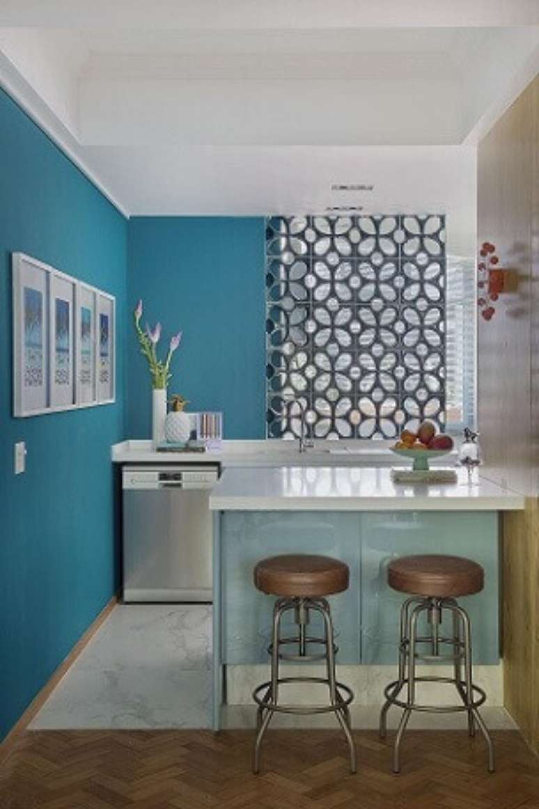 4. Esta cozinha americana ficou lindíssima com as paredes em azul turquesa! Projeto de Yamagata