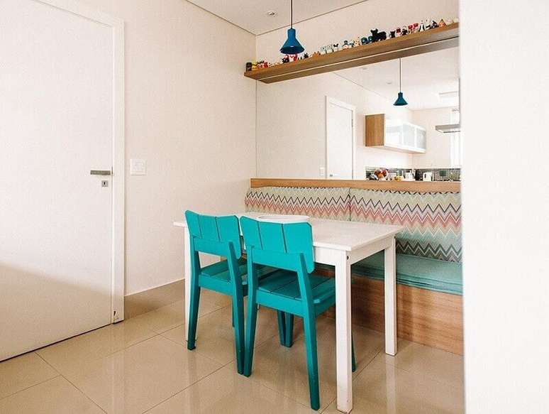 24. Para uma decoração mais clean, invista em móveis coloridos para sua sala de jantar