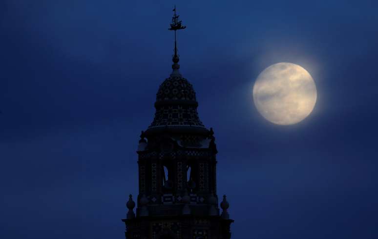 Lua azul é vista a partir de San Diego, na Califórnia (EUA)