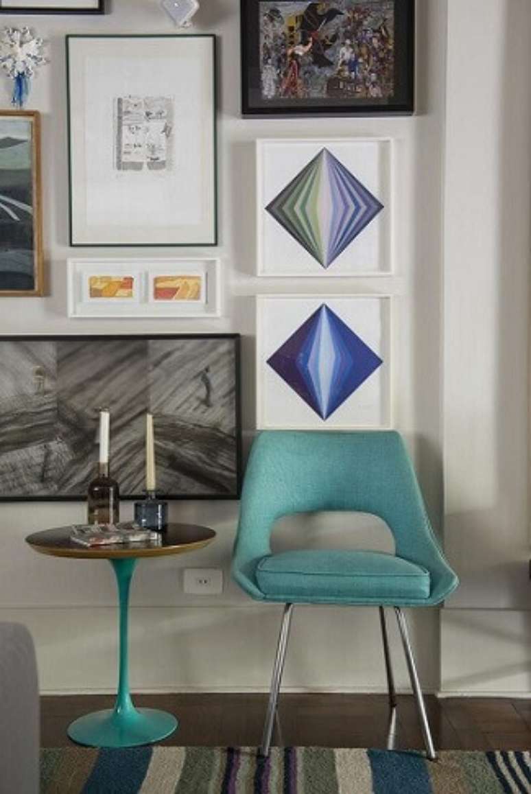 39. Mesa com pé azul turquesa e cadeira da mesma cor. Projeto de AMC Arquitetura