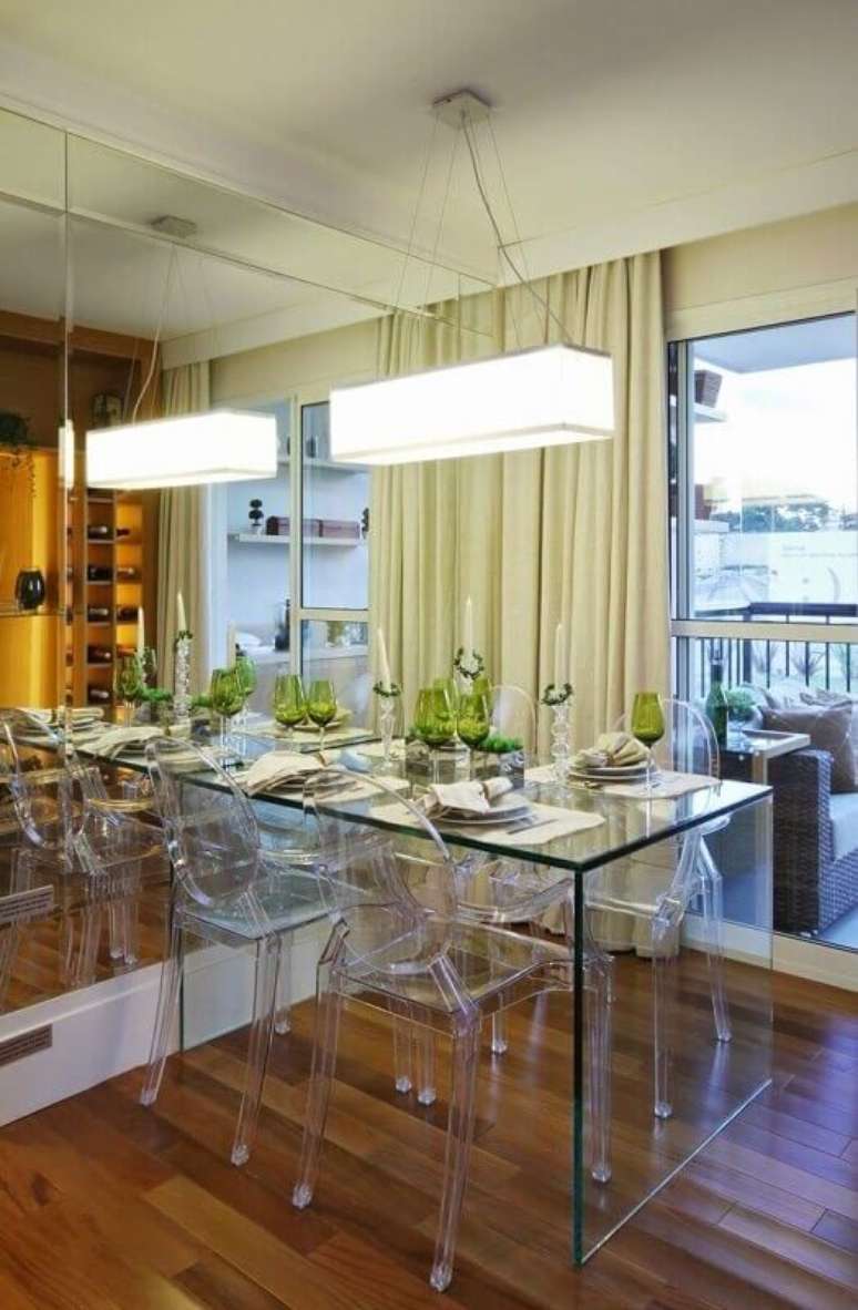 8. O acrílico na mesa para sala de jantar pode ajudar para uma decoração mais contemporânea.
