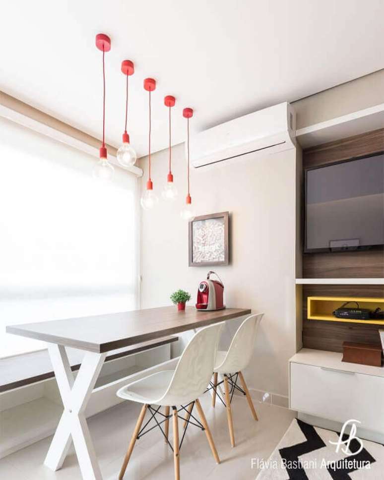 14. O lustre para sala de jantar pequena pode dar espaço para os pendentes criando um ambiente mais moderno