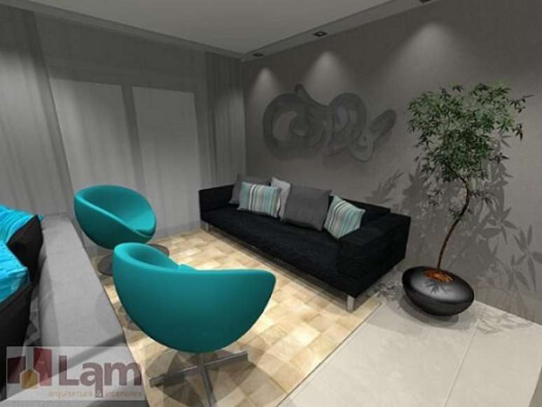 25. Sala de estar com sofá preto e poltronas azul turquesa. Projeto de Lam Arquitetura