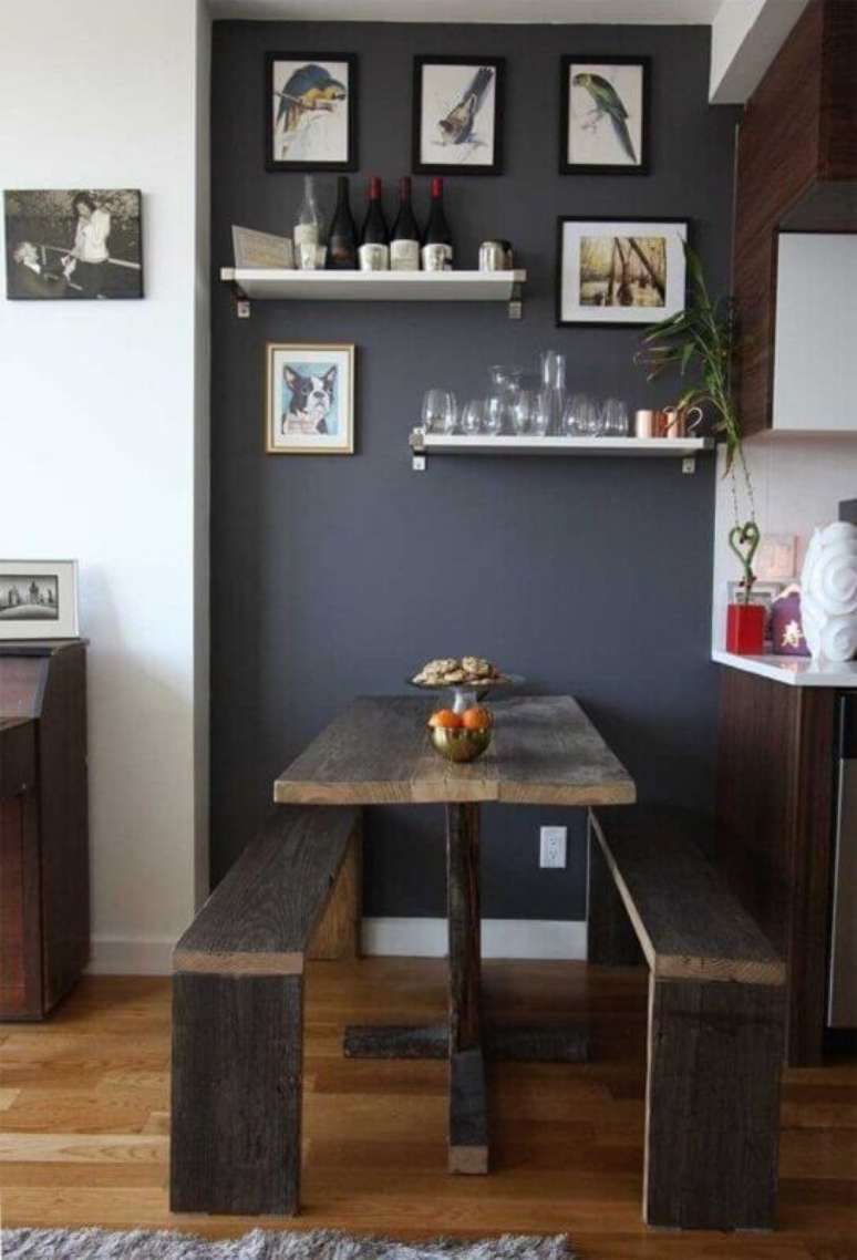 4. Use cores mais fortes em apenas uma das paredes para continuar com um sala de jantar pequena bem iluminada.