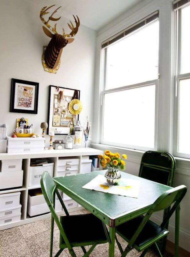 3. As cores claras podem ajudar a sua sala de jantar pequena ficar visualmente mais ampla.