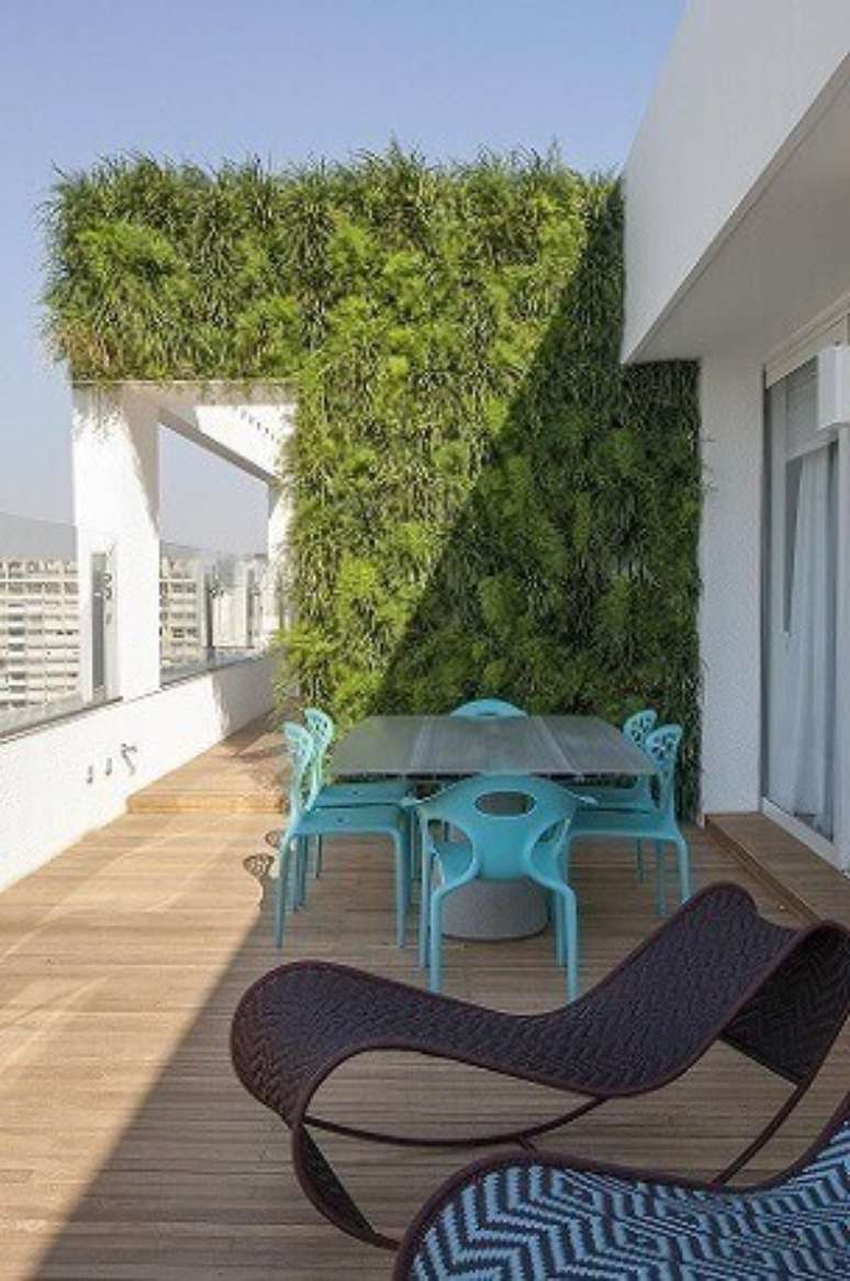 27. Terraço com cadeiras azul turquesa. Projeto de AMC Arquitetura